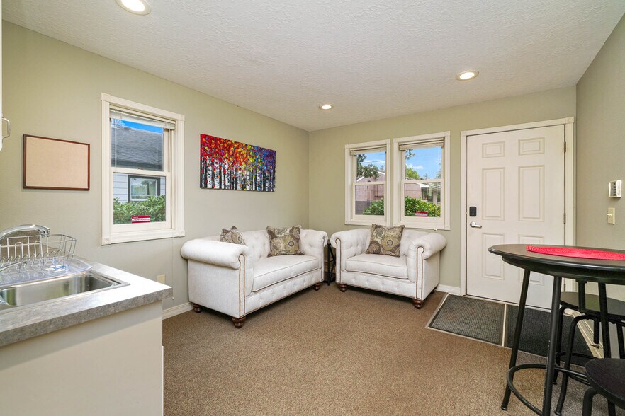 More Photos Of 901 13th St SE, Salem Office For Sale