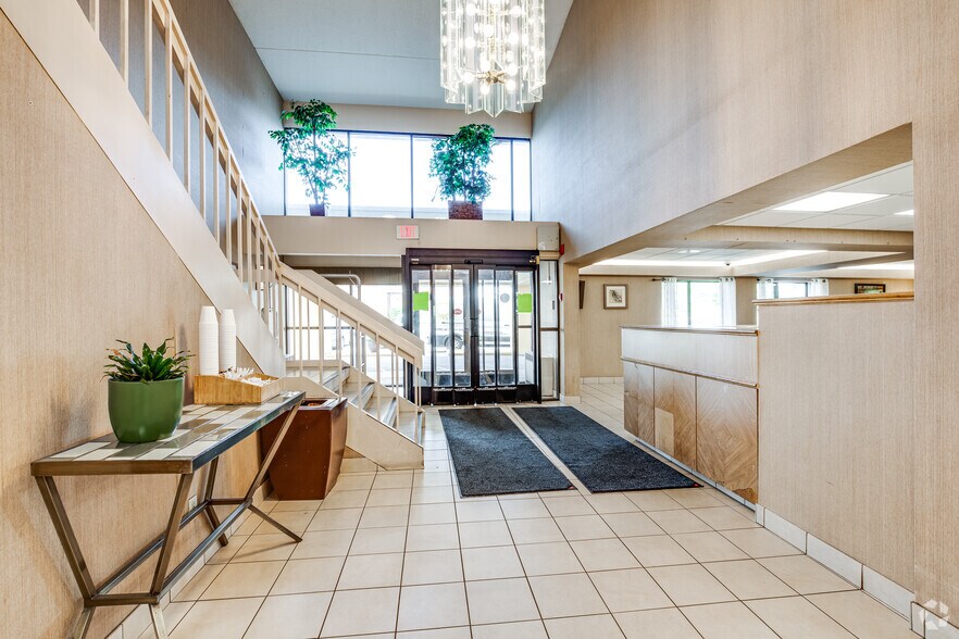 More Photos Of 7815 Nicollet Ave S, Bloomington Hotel For Sale