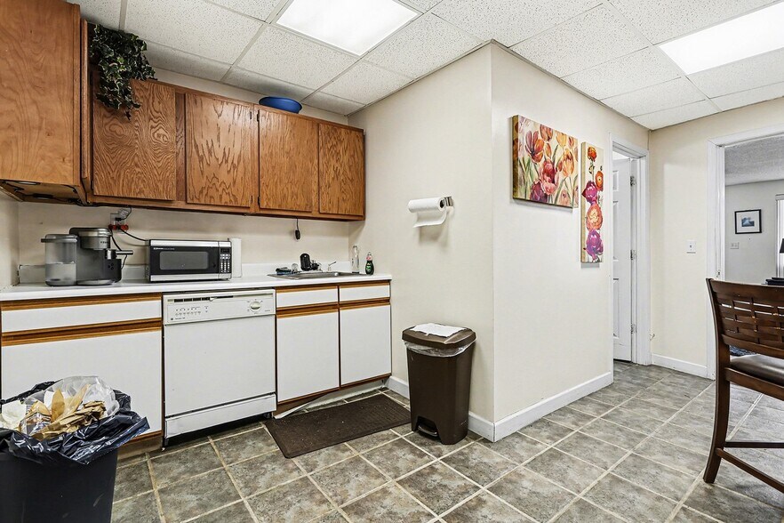 More Photos Of 1240 Pipestone Rd, Benton Harbor Office For Sale