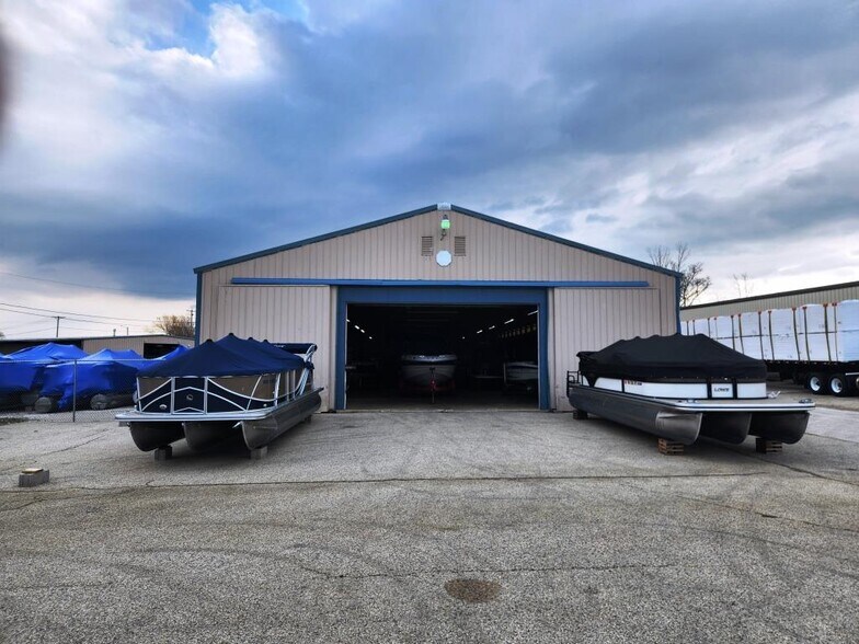 More Photos Of 400 Sussex St, Pewaukee Freestanding For Sale