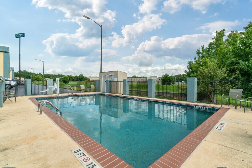 More Photos Of 107 Princeton Blvd, Adairsville Hotel For Sale