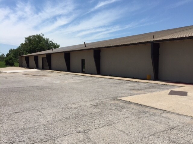 More Photos Of 6970 N Broadway St, Kansas City Showroom For Lease