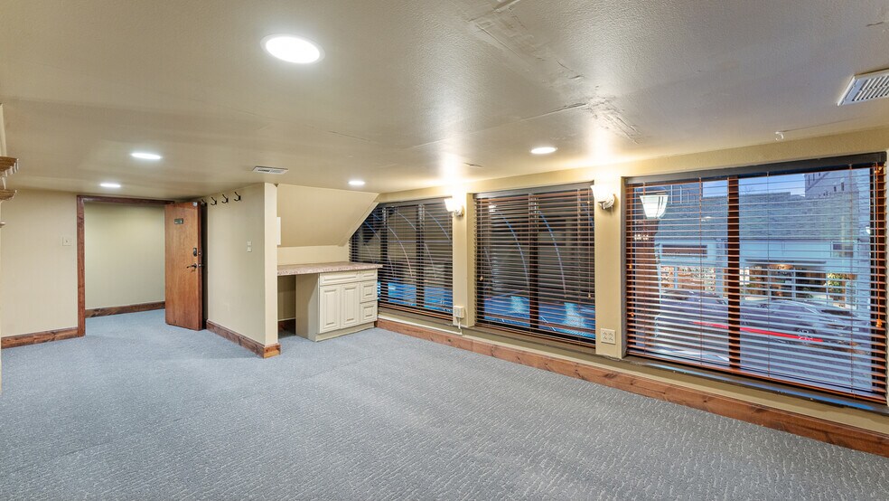 More Photos Of 117 W Walnut St, Rogers Restaurant For Lease