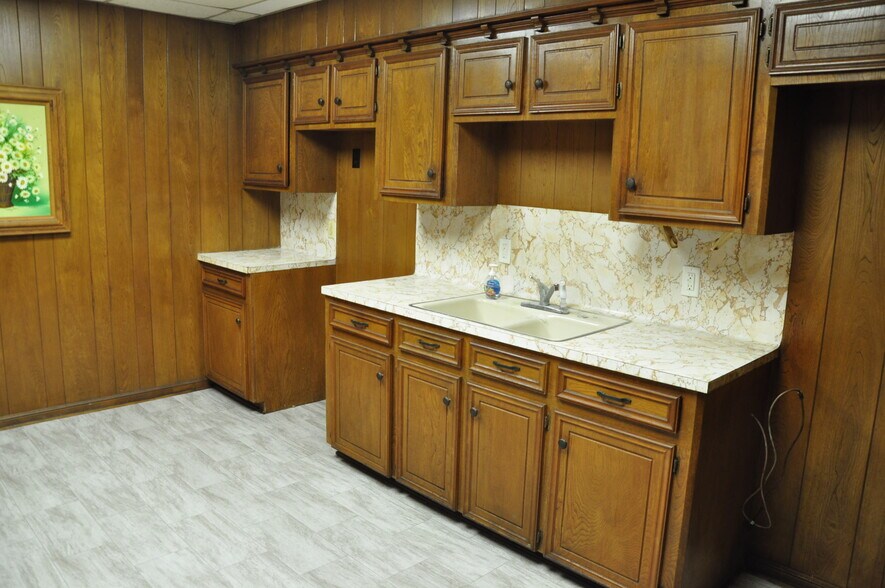 More Photos Of 10210 Fulton St, Houston Warehouse For Sale