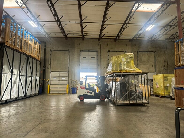 More Photos Of 2828 Junipero Ave, Signal Hill Distribution For Lease