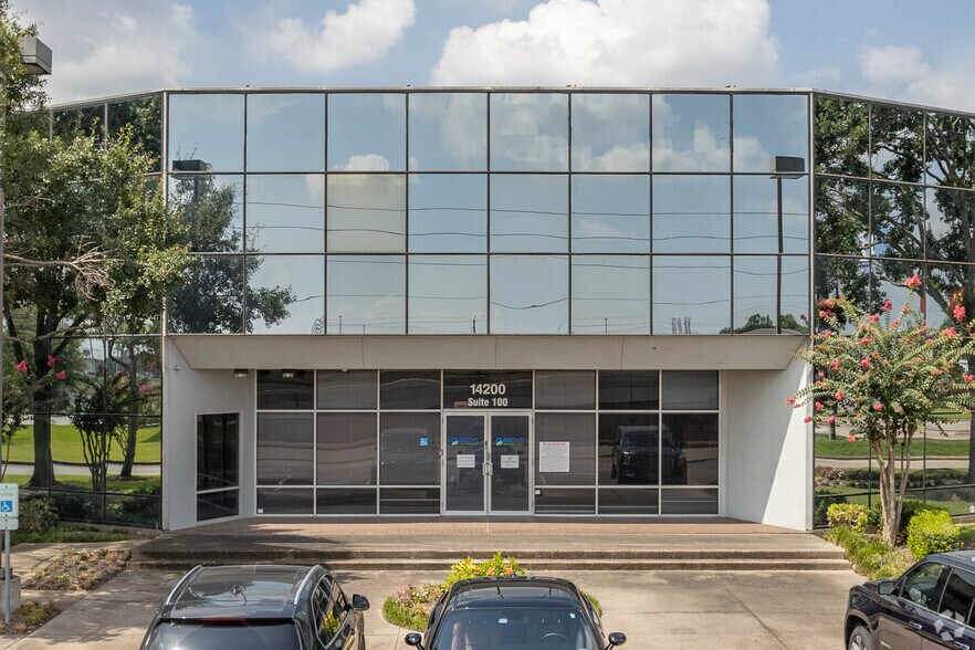 More Photos Of 14200 Gulf Fwy, Houston Office For Lease