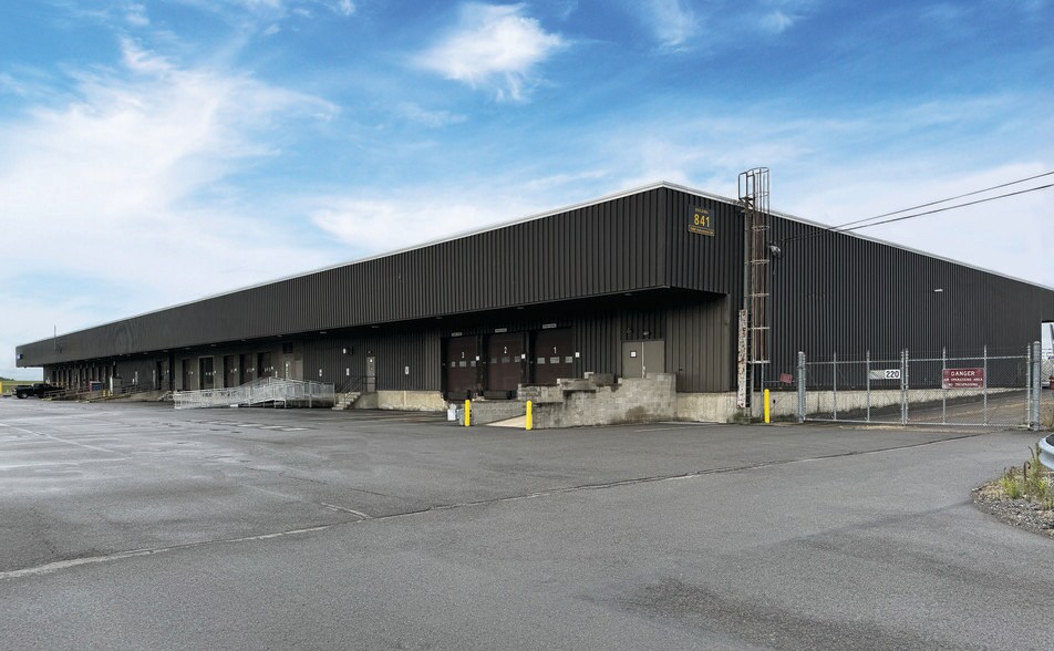 Primary Photo Of 1000 Halverson Dr, Moon Township Warehouse For Lease
