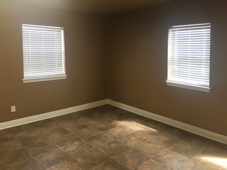 More Photos Of 5103 Estes Pky, Longview Self Storage For Lease