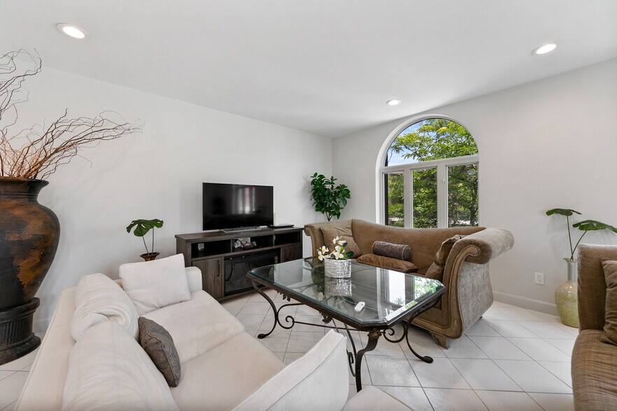 More Photos Of 839 Erie E, Windsor Restaurant For Sale