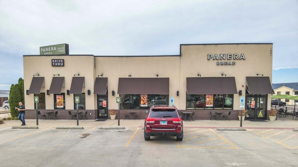 Primary Photo Of 1601 Damron Ct, Effingham Restaurant For Sale