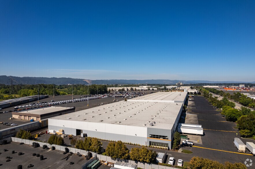 More Photos Of 6204-6210 N Marine Dr, Portland Distribution For Lease