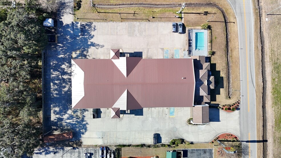 More Photos Of 211 Palisade Dr, Brunswick Hotel For Sale