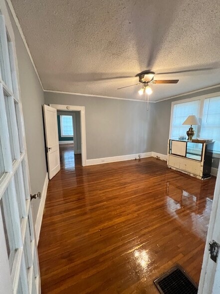 More Photos Of 501 W Garrison Blvd, Gastonia Office Residential For Lease