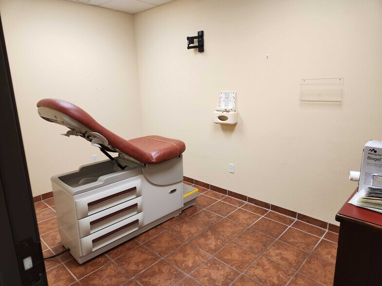 More Photos Of 7700 Cat Hollow Dr, Round Rock Medical For Lease