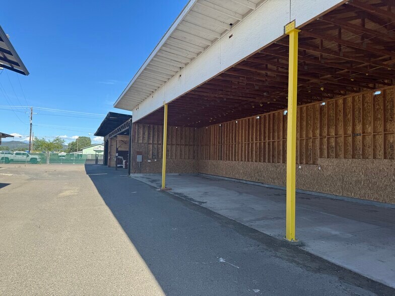 More Photos Of 5077 Table Rock Rd, Central Point Contractor Storage Yard For Sale