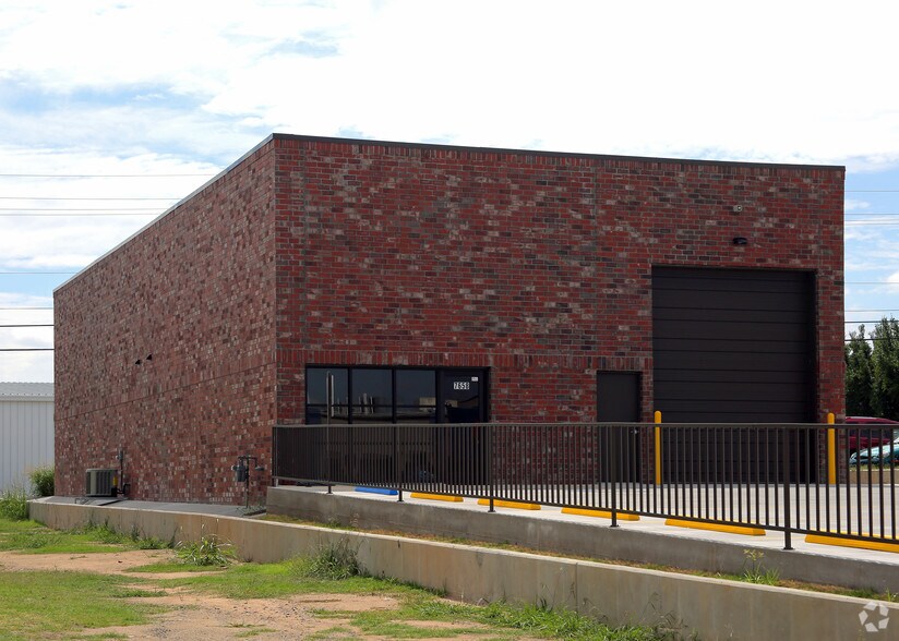 More Photos Of 7658 E 46th Pl, Tulsa Warehouse For Lease