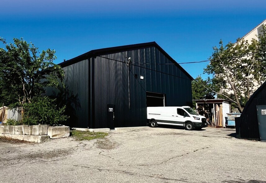 Primary Photo Of 389 Davis Rd, Oakville Warehouse For Lease