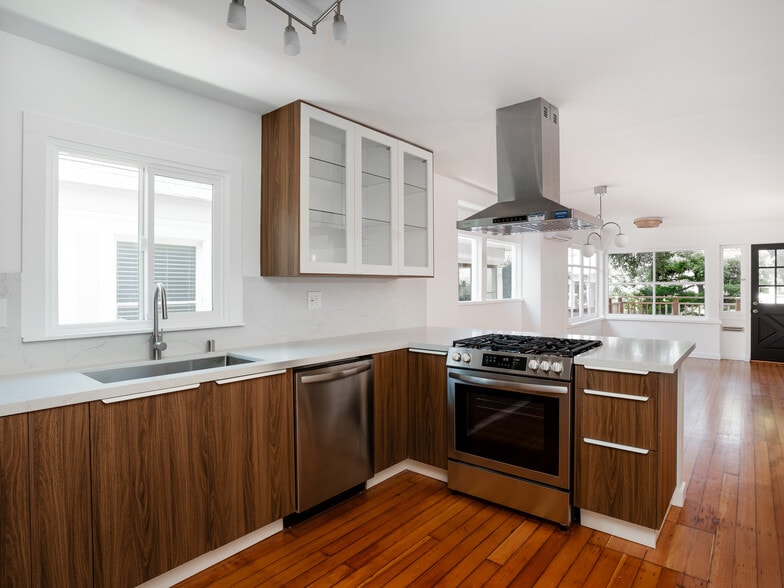 More Photos Of 58 Ozone Ave, Venice Specialty For Sale