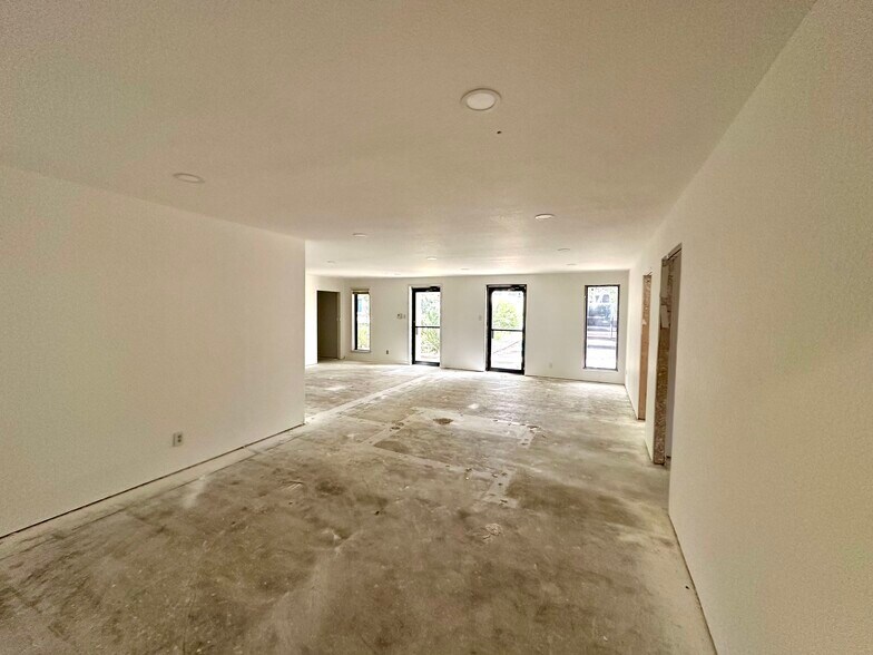 More Photos Of 4722 Shavano Oak, San Antonio Light Manufacturing For Sale