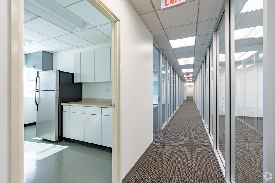 More Photos Of 6565 W Sunset Blvd, Hollywood Office For Lease