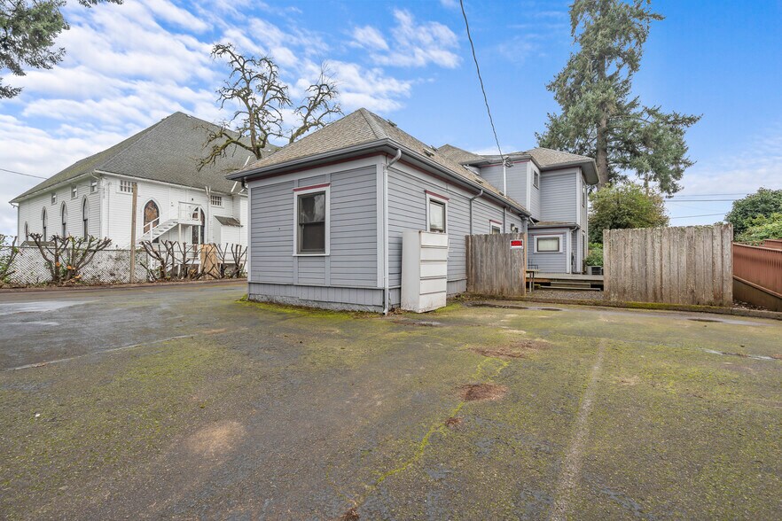 More Photos Of 236 SW Mill St, Dallas Office For Sale