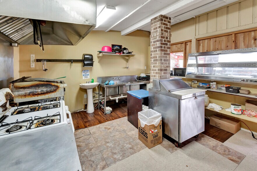 More Photos Of 1100 W US Highway 59 Feeder, Ganado Convenience Store For Sale