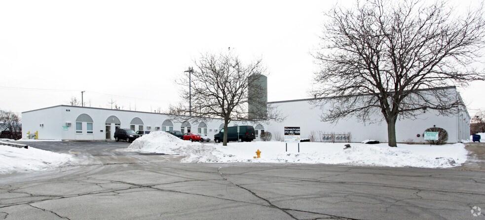 More Photos Of 703 W Annoreno Dr, Addison Warehouse For Lease