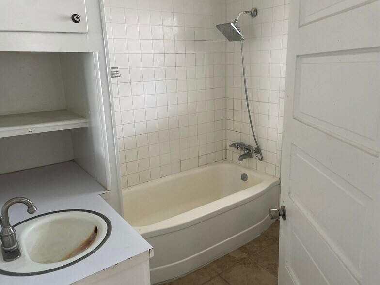 More Photos Of 105 Willim St, San Antonio Medical For Lease