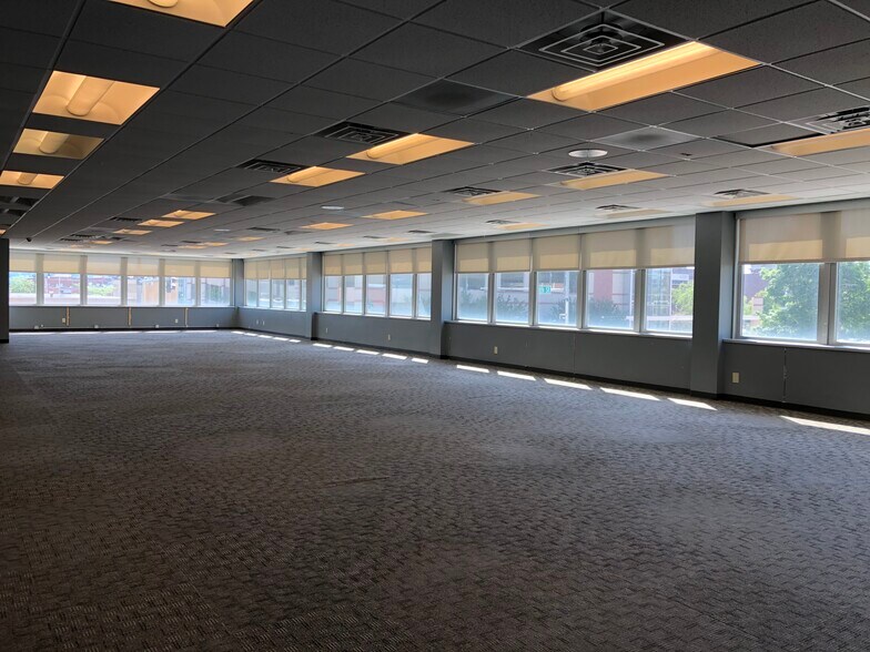 More Photos Of 131 W 10th St, Dubuque Medical For Sale