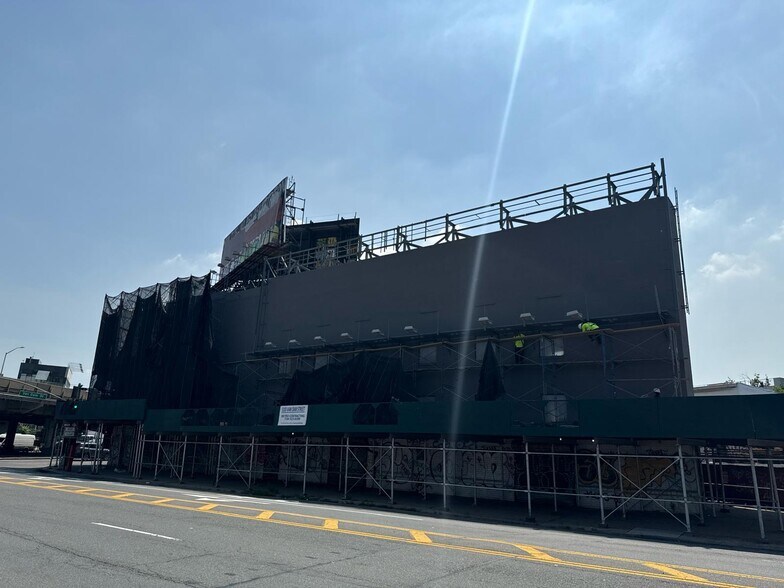 More Photos Of 51-03 Van Dam St, Long Island City Warehouse For Lease