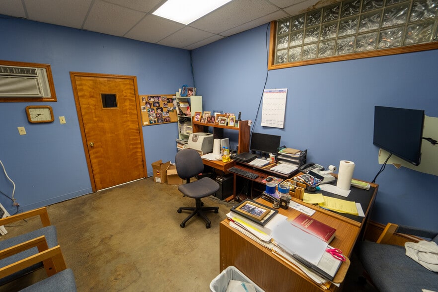 More Photos Of 1302 E Crestwood Dr, Victoria Storefront For Sale