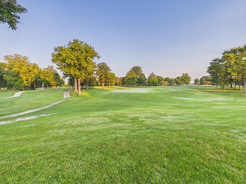 More Photos Of 7453 400 S, Marion Sports And Entertainment For Sale