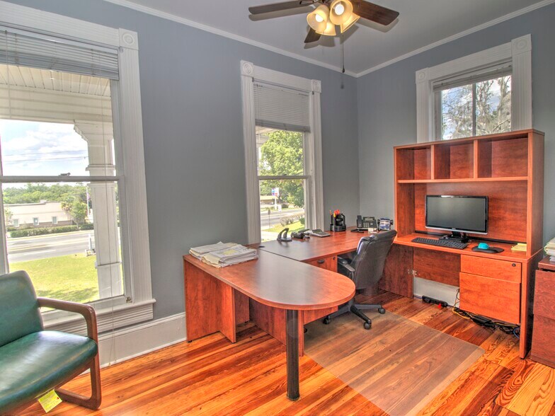 More Photos Of 944 E Silver Springs Blvd, Ocala Office For Sale