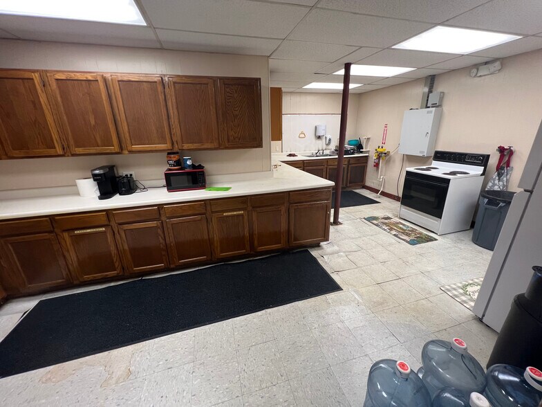 More Photos Of 7659 S US-281, Pleasanton Industrial For Sale