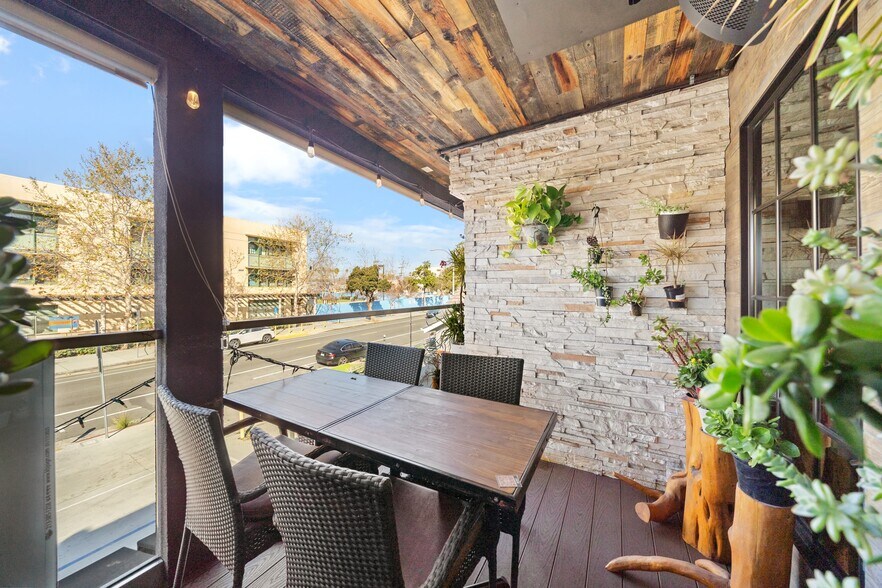 More Photos Of 228 S Oxford Ave, Los Angeles General Retail For Sale