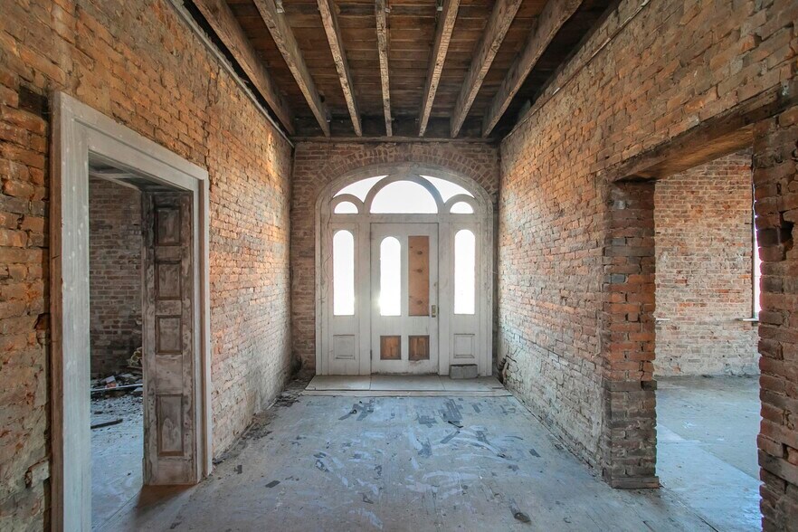 More Photos Of 706 N Main St, Columbia Office Residential For Sale