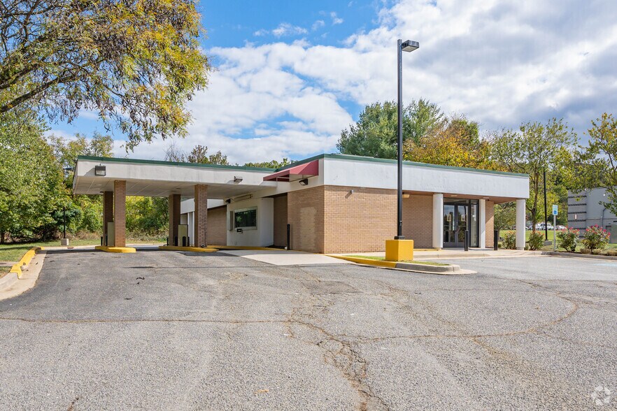 Primary Photo Of 9412 Livingston Rd, Fort Washington Bank For Lease