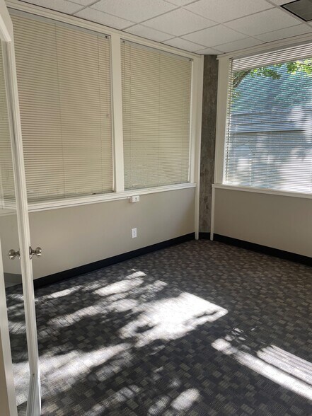 More Photos Of 300 NE Gilman Blvd, Issaquah Office For Sale