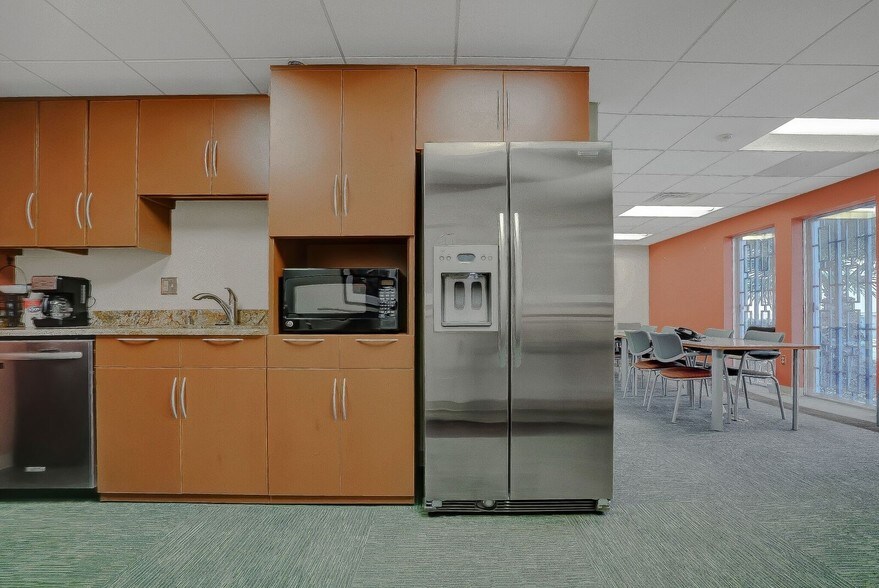 More Photos Of 240 E Sunset Rd, El Paso Office For Lease