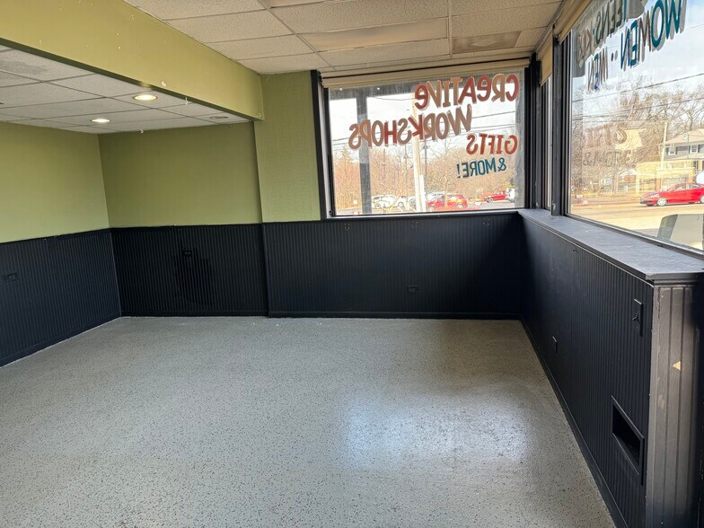 More Photos Of 5 S Madison St, Oswego Storefront Retail Office For Lease