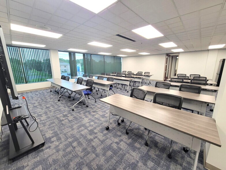 More Photos Of 8001 Broadway, Merrillville Office For Lease