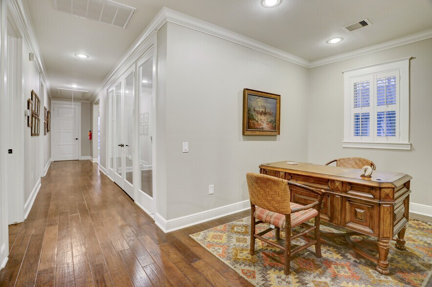 More Photos Of 206 Brooks St, Sugar Land Office Residential For Sale