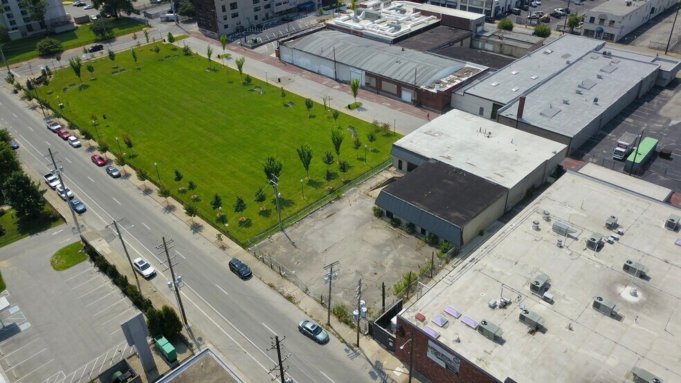 More Photos Of 942 S 2nd St, Louisville Light Distribution For Sale