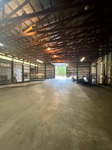 More Photos Of 43 Oak St, Bristol Warehouse For Lease