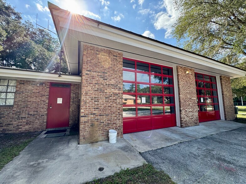 More Photos Of 704 NE 1st St, Micanopy Flex For Lease
