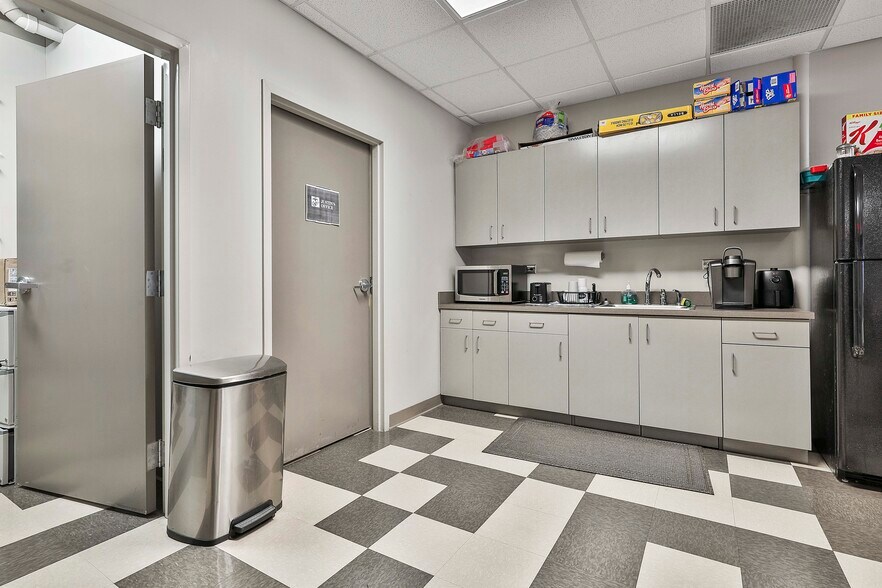 More Photos Of 1039 Sullivan Rd, Newnan Office For Lease