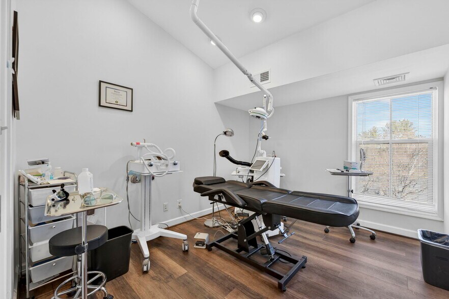 More Photos Of 10130-10134 Colvin Run Rd, Great Falls Medical For Lease