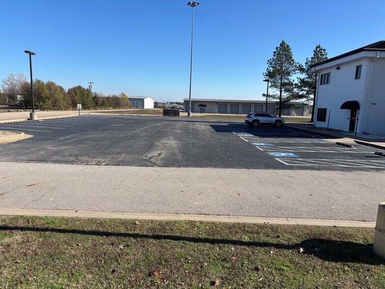 More Photos Of 7501 Jenny Lind Rd, Fort Smith Office For Sale