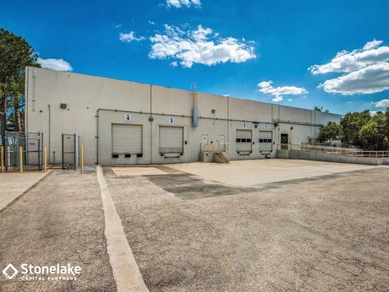 More Photos Of 1611 Headway Cir, Austin Warehouse For Lease