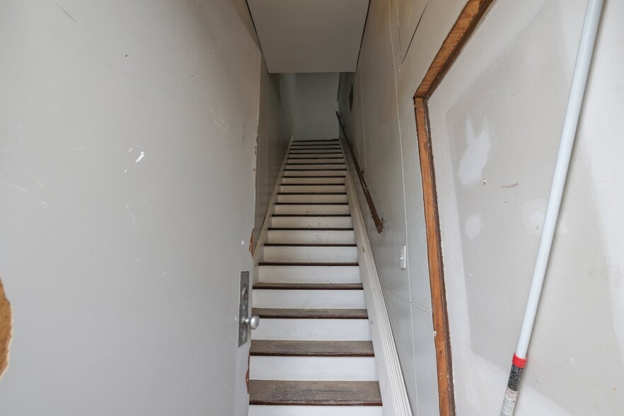 More Photos Of 1890 S High St, Columbus Light Distribution For Sale